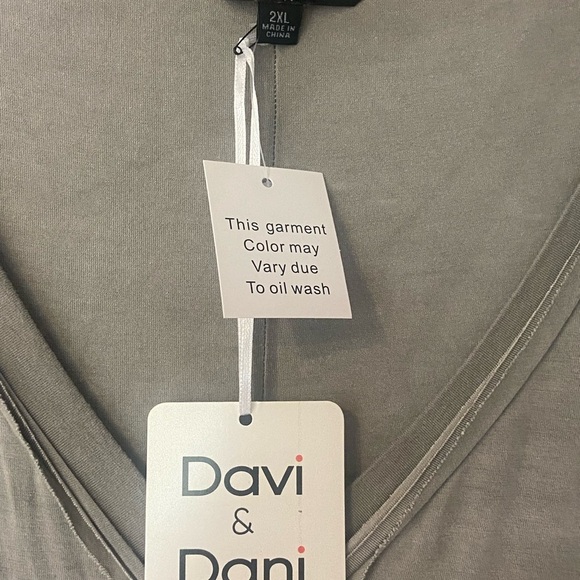 NEW W/Tag Davi & Dani 2X Rayon Blend Gray V-Neck Blouse - Picture 5 of 6